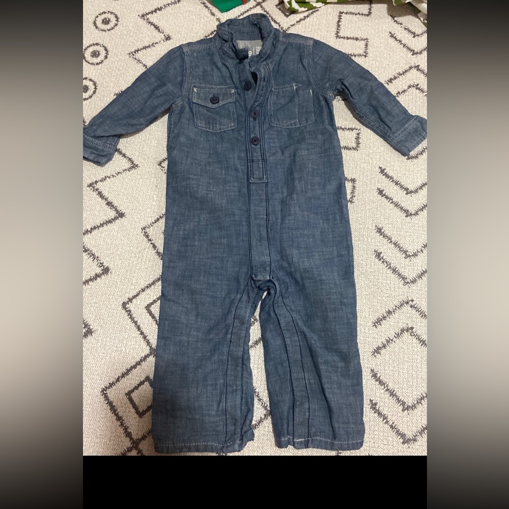 Baby gap onesie